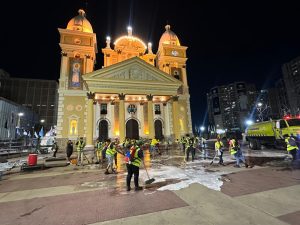 Más 60 de hombres y mujeres del barrido manual de la Alcaldía de Maracaibo limpiaron la plazoleta de la Basílica para la Bajada de la Virgen