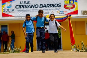 En el Municipio Baralt Gobernador Luis Caldera entrega escuela recuperada para beneficio de 620 estudiantes