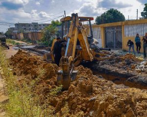 Avanzan trabajos de sustitución de colector que beneficia a más de 2.000 habitantes de Raúl Leoni