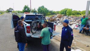 Polimaracaibo e IMA detienen a un hombre por lanzar basura en San Jacinto, reafirmando el compromiso con el orden ambiental