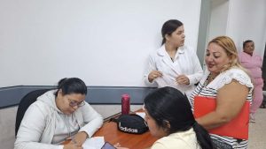 Sanar a quien cuida: Mamás de pacientes oncológicos reciben atención integral en la Maternidad Castillo Plaza