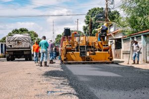 Luis Caldera y Héctor Soto inician plan de asfaltado en Marcial Hernández, transformando la movilidad de más de 3.500 habitantes
