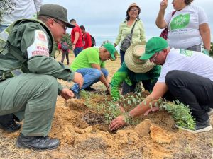 Exitosa jornada de plantación de árboles en el Parque Vereda del Lago 2