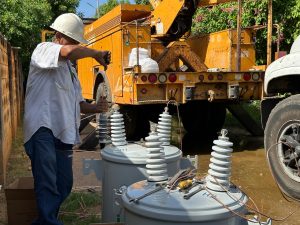 Gobierno Bolivariano instala 50 transformadores eléctricos en Maracaibo, mejorando el servicio en varias parroquias.