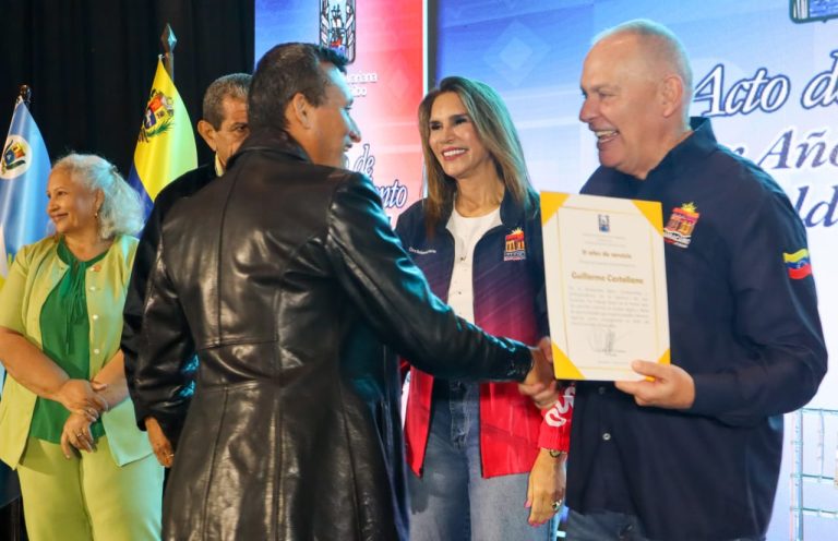 Alcaldía de Maracaibo premia a sus empleados públicos de larga trayectoria