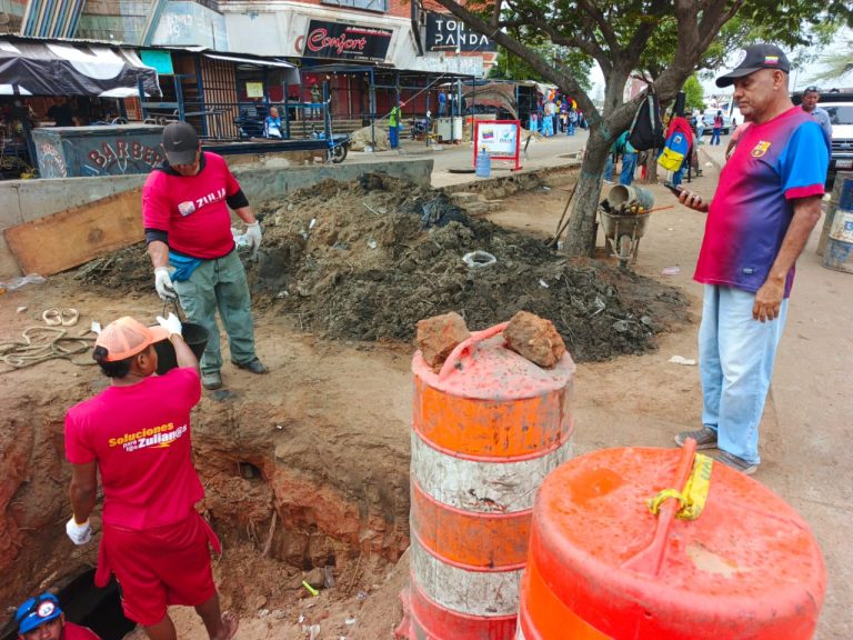 Gobernación del Zulia saneó drenajes clave en el Mercado Las Playitas de Maracaibo