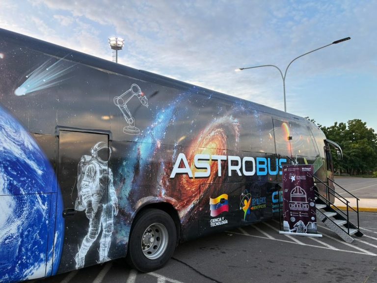El Astrobús encendió la magia de la astronomía en Maracaibo