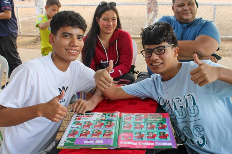 Intercambio de barajitas reúne a cientos de fanáticos del fútbol