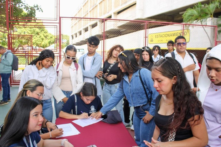 En Maracaibo orientarán a cientos de jóvenes sobre su futuro