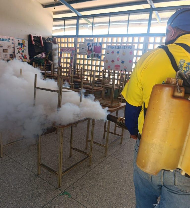 Fumigan siete escuelas en Maracaibo para proteger a los niños